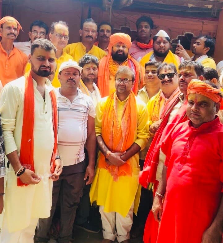 बथुआ बाजार बरैठा के प्राचीन शिव मंदिर के पुनर्निर्माण के लिए निकाली शोभायात्रा