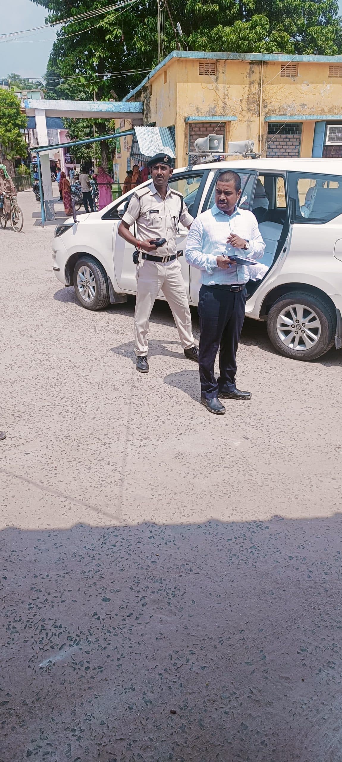 रेफरल अस्पताल का डीएम ने किया निरीक्षण, अव्यवस्था पर जताई नाराजगी