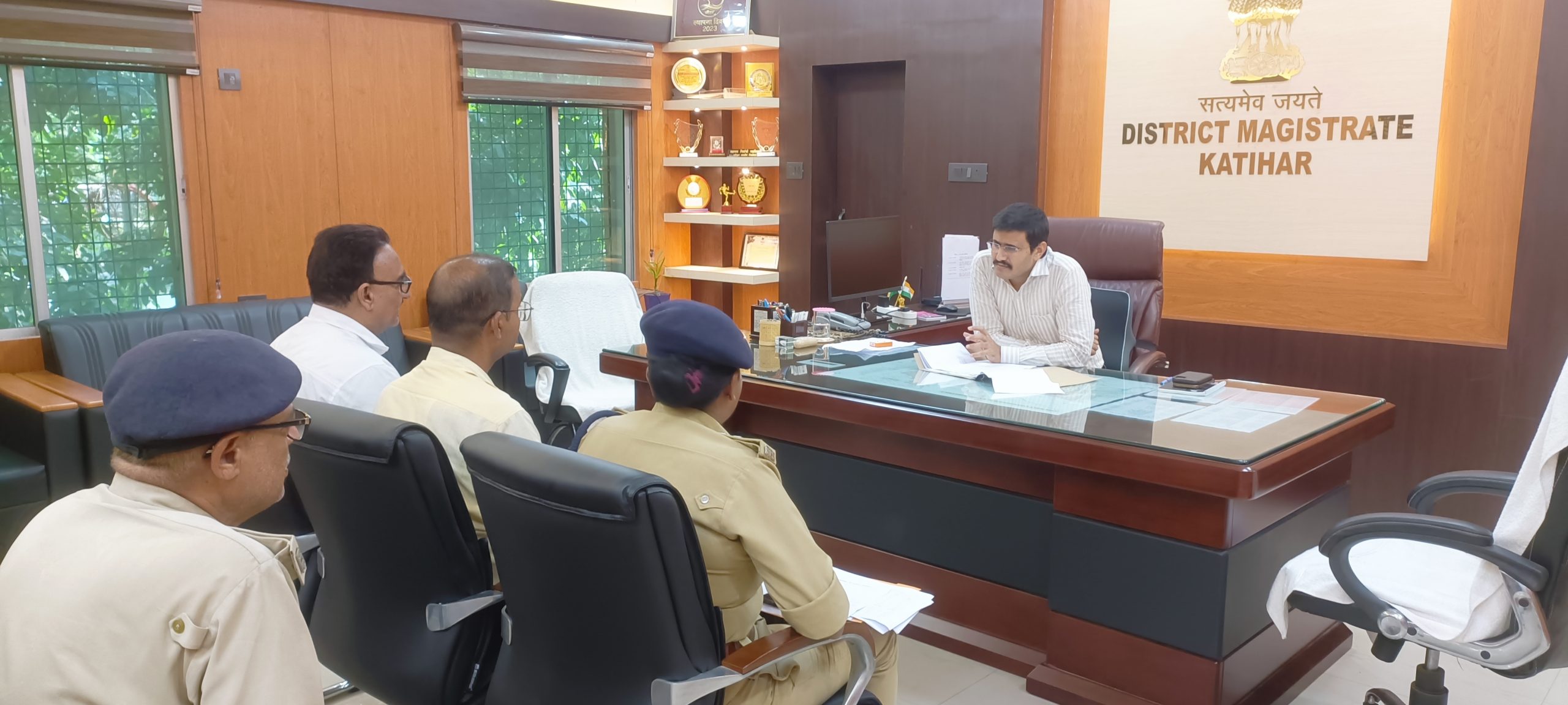 शराब जब्ती को लेकर नियमित रूप से करें छापेमारी: डीएम