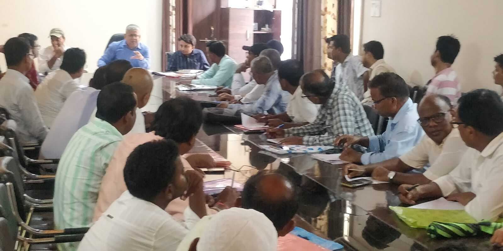 मतदाता सूची में नाम जोड़ने में शिथिलता बरतने वाले बीएलओ के साथ बीडीओ ने की समीक्षा