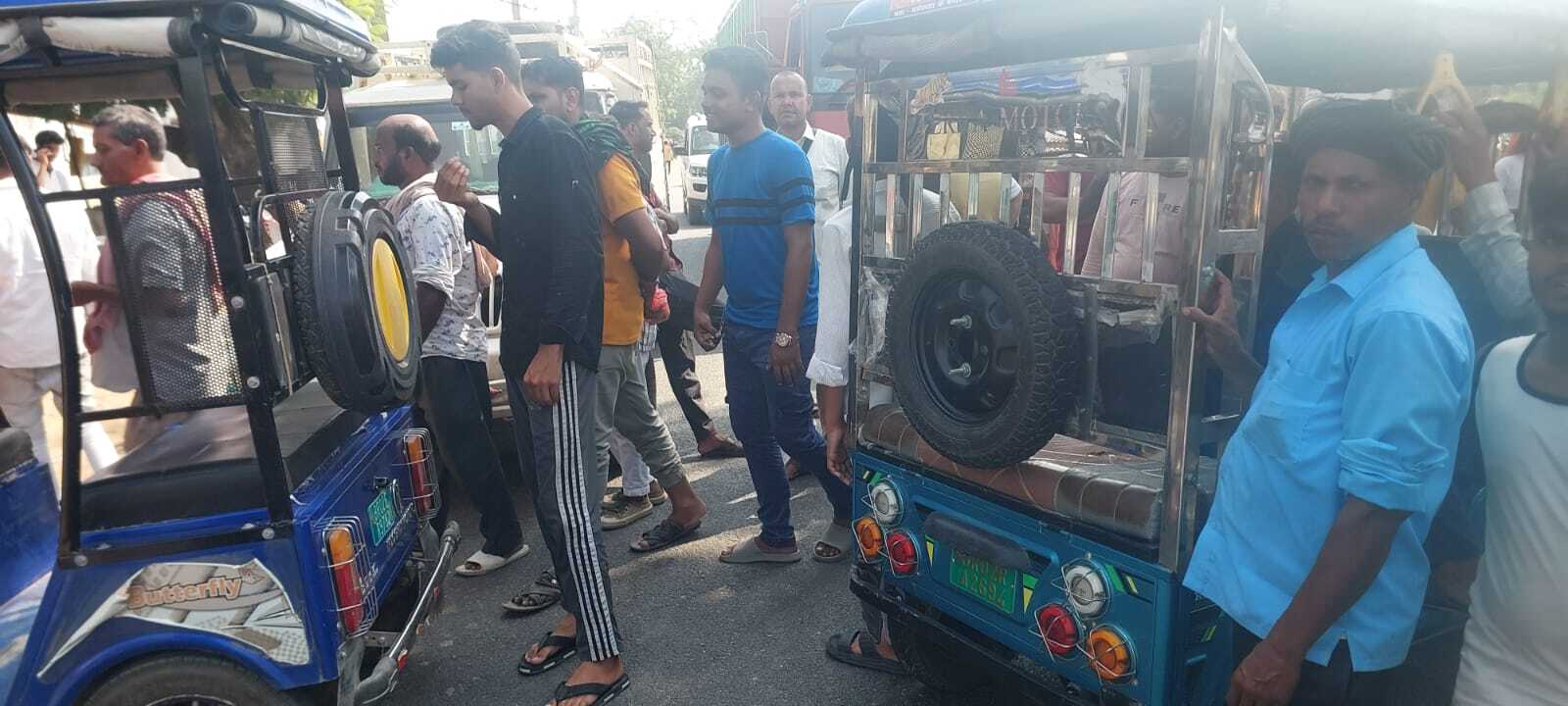 अनियमित बिजली आपूर्ति के विरोध में सड़क जाम कर विरोध