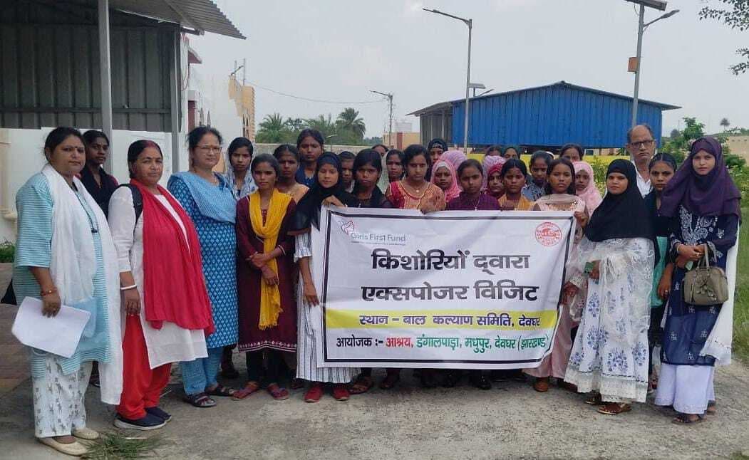 एक्सपोजर विजिट में किशोरियों ने लिया हिस्सा
