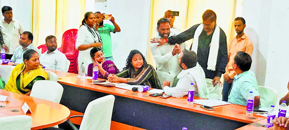 Gaya News : अमर्यादित भाषा के प्रयोग पर बवाल, हाथापाई होते-होते बची