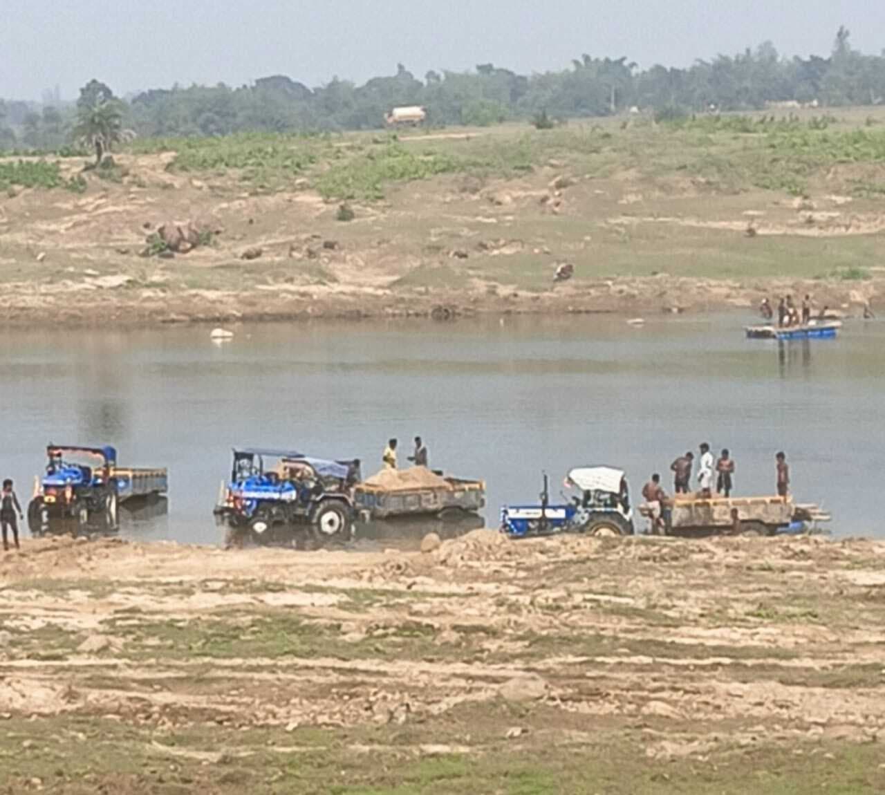 Dhanbad News: एनजीटी की रोक के बाद भी बराकर नदी में हो रहा है बालू का खनन