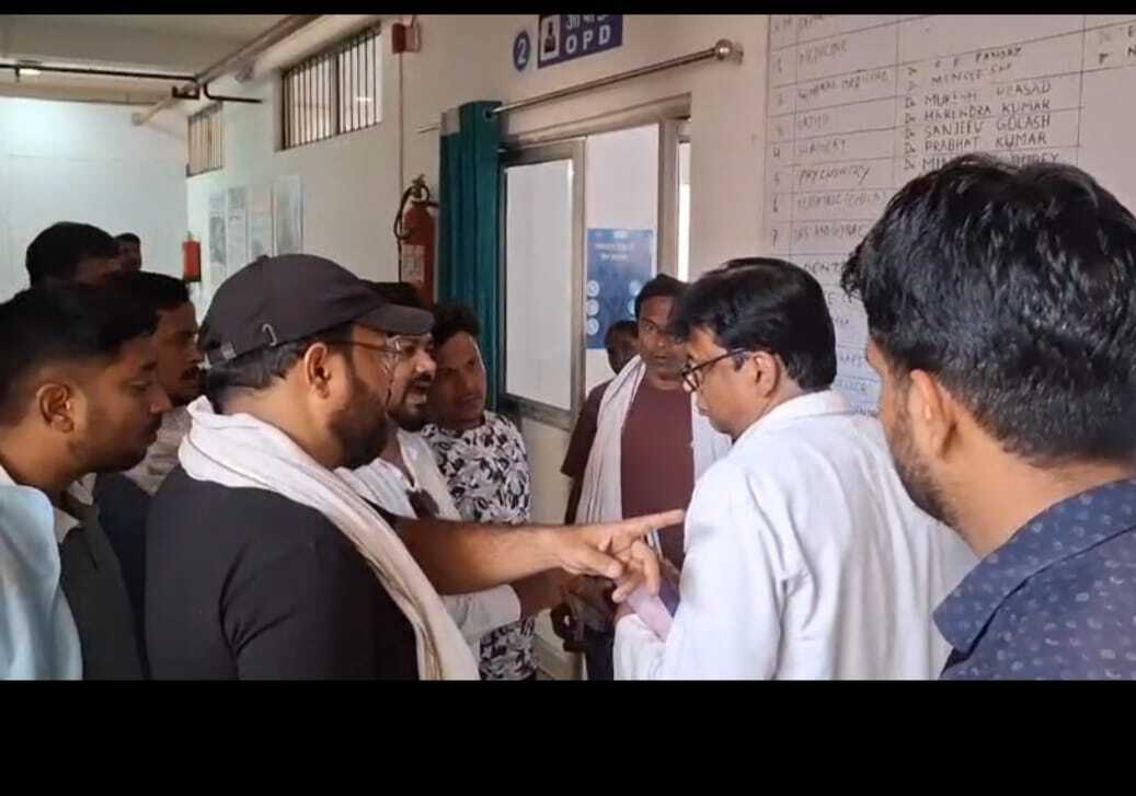 Dhanbad News : एसएनएमएमसीएच व सदर अस्पताल में भर्ती मरीजों से बगैर बैज के नहीं मिल पायेंगे परिजन