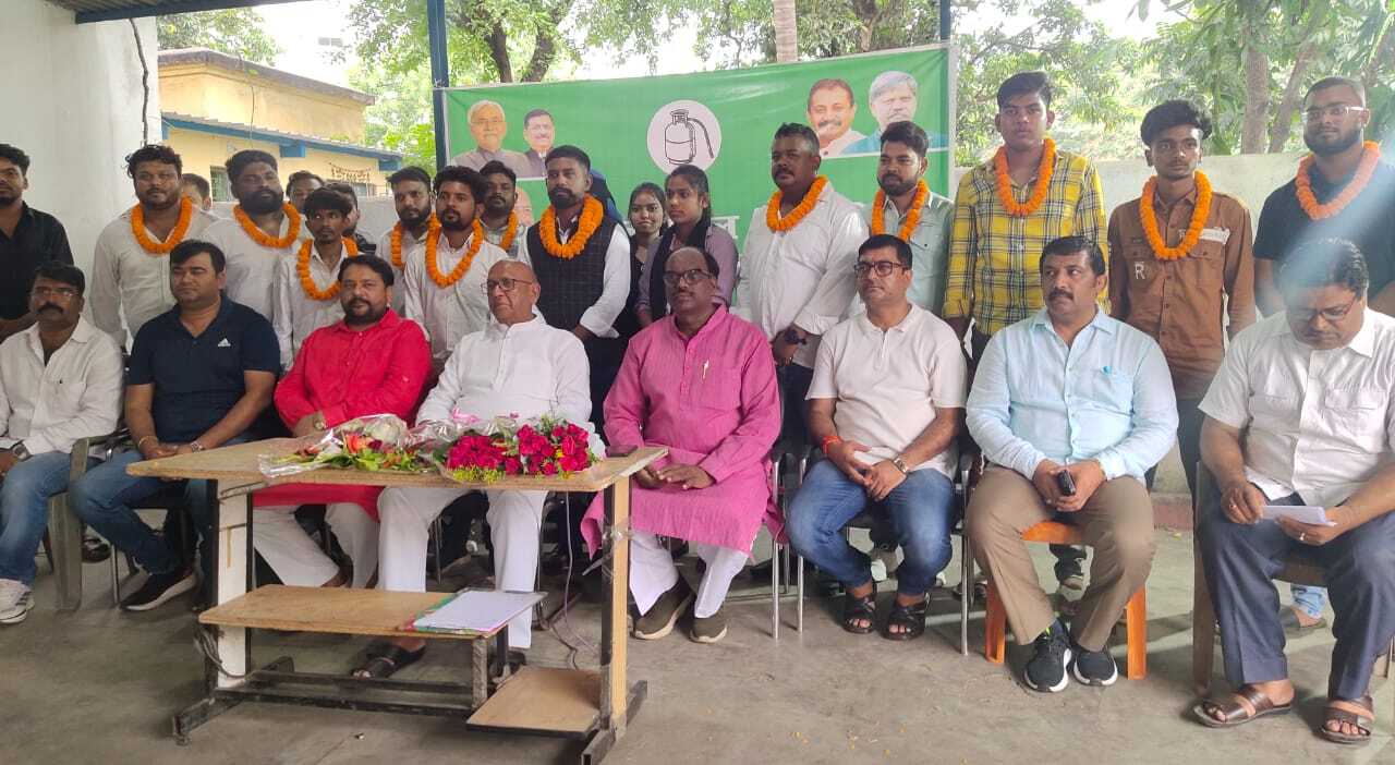 Jamshedpur news. छात्र आजसू नेता हेमंत सैकड़ों समर्थकों संग ली जदयू की सदस्यता