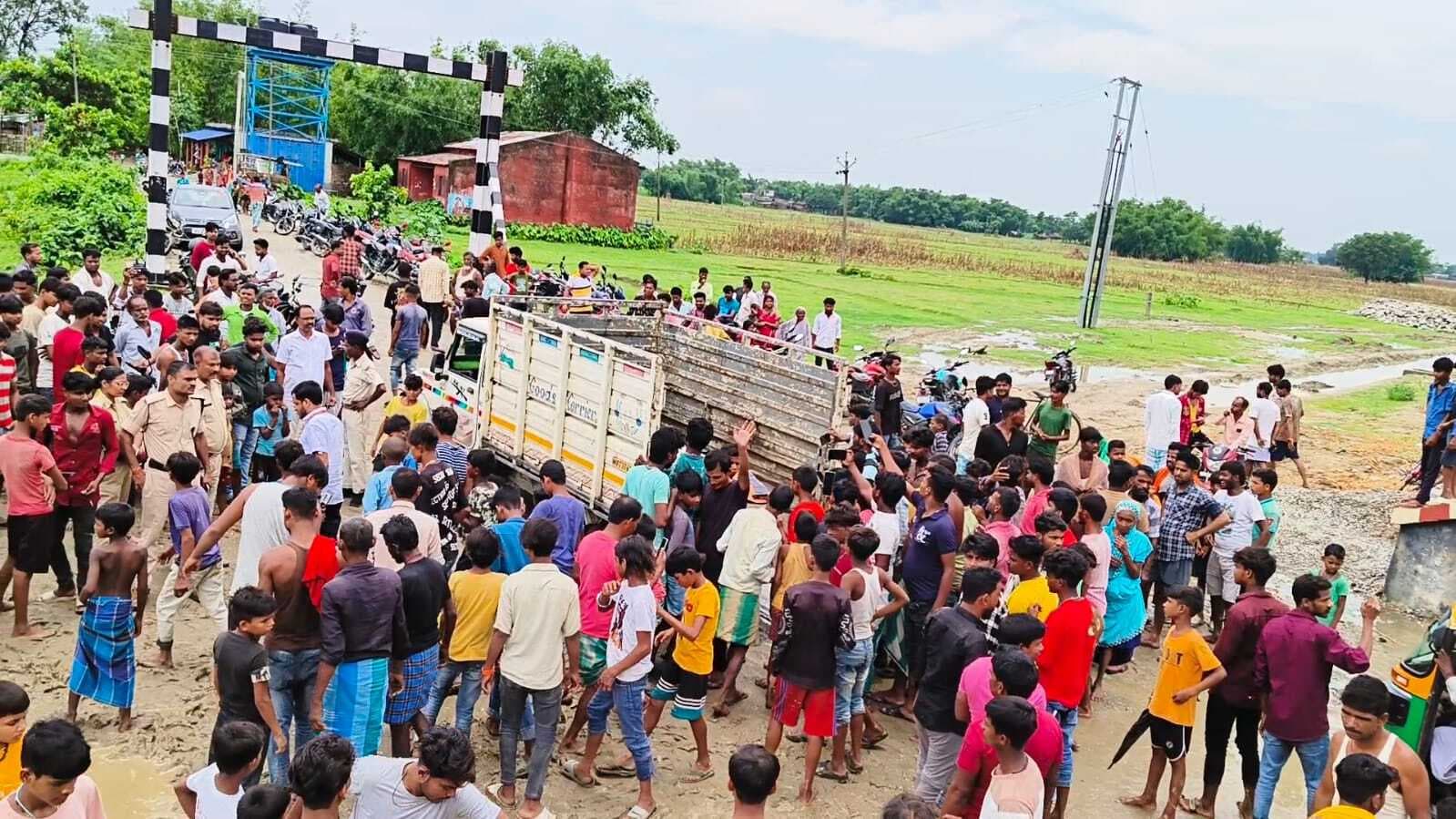 रेलवे लाइन पर शव मिलने से सनसनी