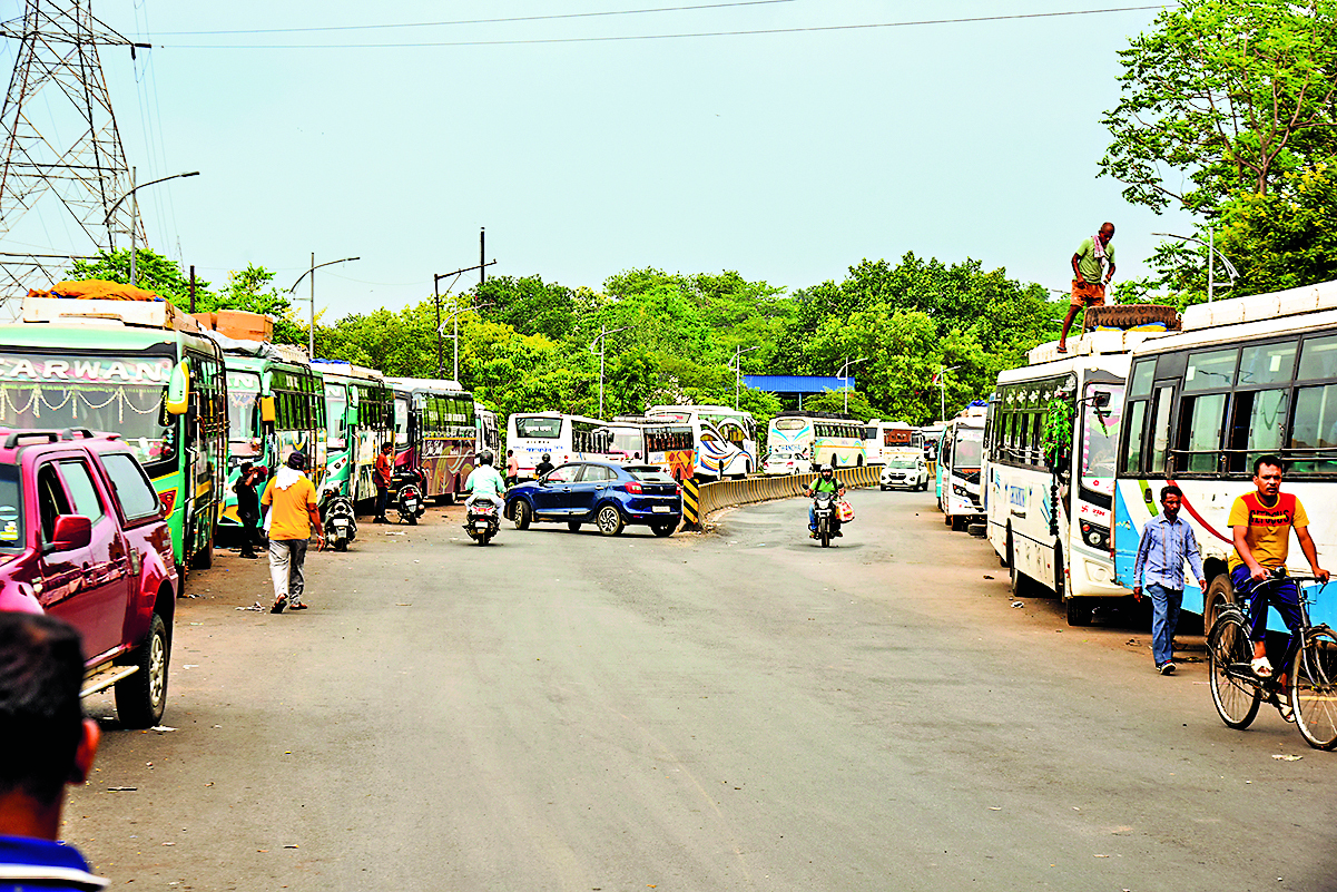 Jamshedpur News : प्रशासनिक चेतावनियां असरहीन, अवैध पार्किंग जारी, रोज जाम में फंस रहे लोग