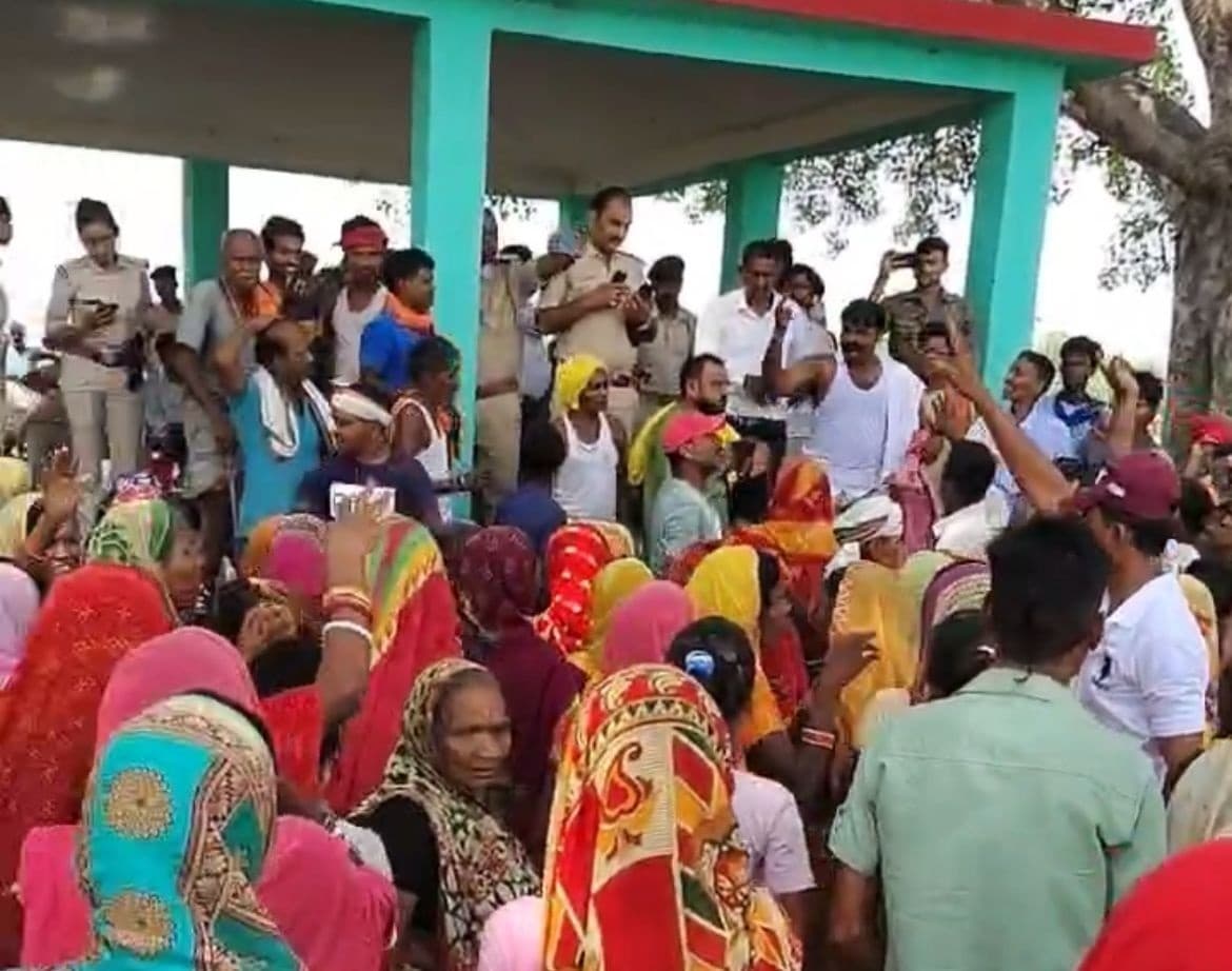 Motihari: पंचायत सरकार भवन निर्माण को ले ग्रामीणों ने किया प्रदर्शन