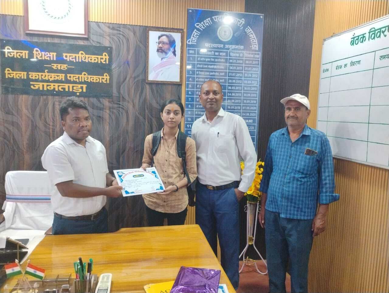 डीइओ ने छात्रा गुंजन कुमारी को किया सम्मानित