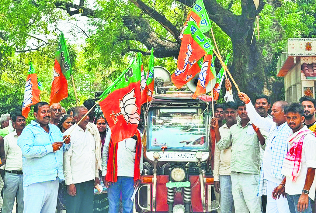 Saran News : भाजपा के प्रचार रथ को दिखायी हरी झंडी, कार्यकर्ताओं में उत्साह