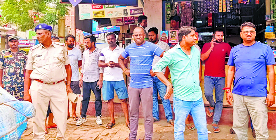 Gopalganj News : सदर अस्पताल रोड स्थित एक मकान की छत से मिला युवक का शव, पुलिस जांच में जुटी