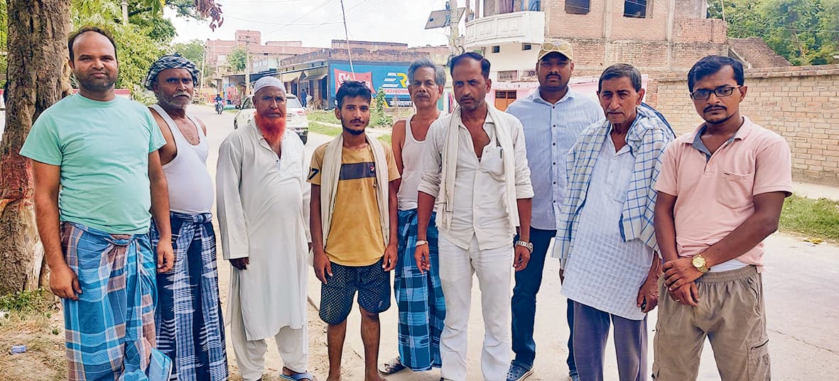 Saran News : सौ केवीए ट्रांसफाॅर्मर की मांग को लेकर ग्रामीणों का प्रदर्शन