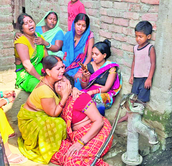 Saran News : टायर फटने से पलटा पिकअप, दो महिलाओं व एक बच्चे समेत पांच की मौत, 20 घायल