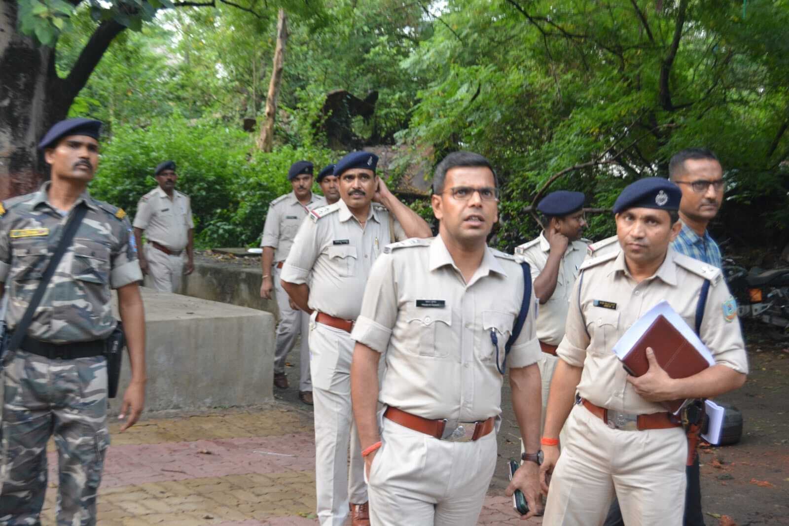 Dhanbad News : फरियादियों के आवेदन का रिसीव दें पुलिस अधिकारी : एसएसपी