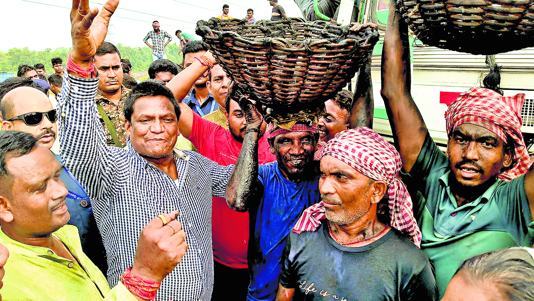 Dhanbad News : सांसद ने कराया चार सौ रुपये प्रतिटन लोडिंग मजदूरी का भुगतान
