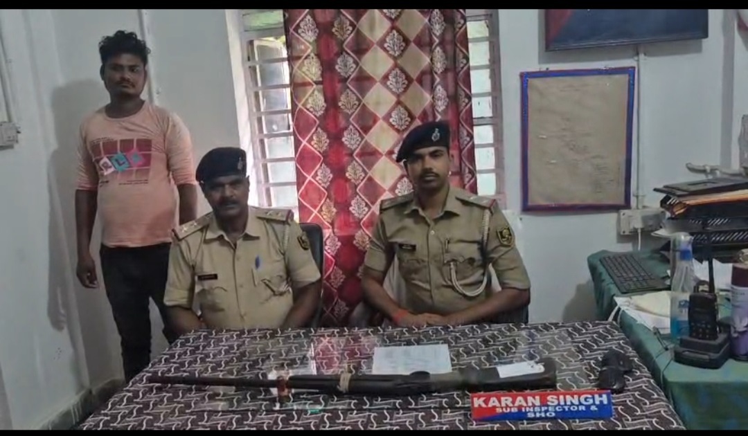 Motihari: हथियार लहराना पड़ा महंगा,बदमाश गिरफ्तार