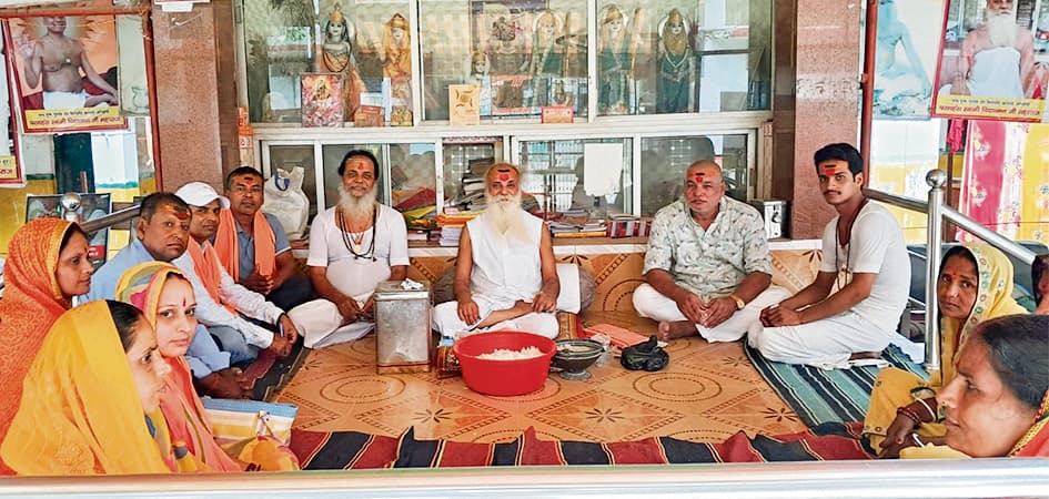 Saran News : वेदों के पुनर्जागरण से ही विश्व का कल्याण : स्वामी चिदात्मन
