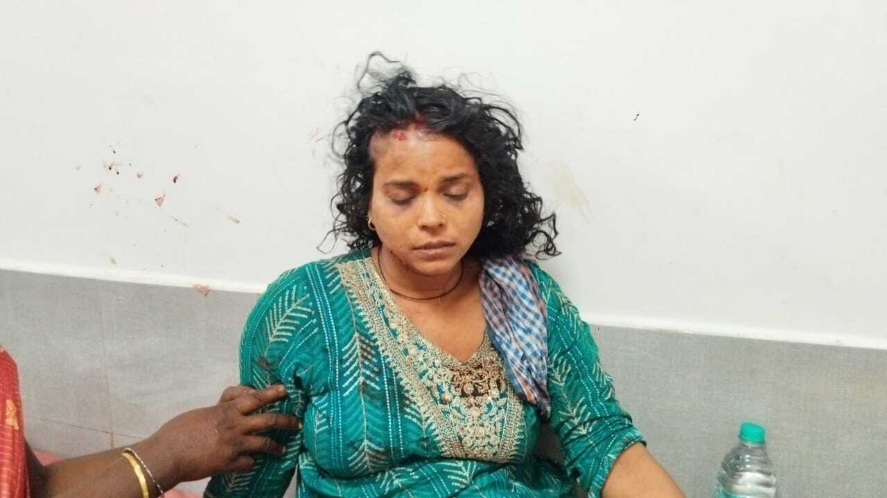घरेलू विवाद में पत्नी और भोजाई को चाकू मार कर किया घायल, अस्पताल में चल रहा इलाज