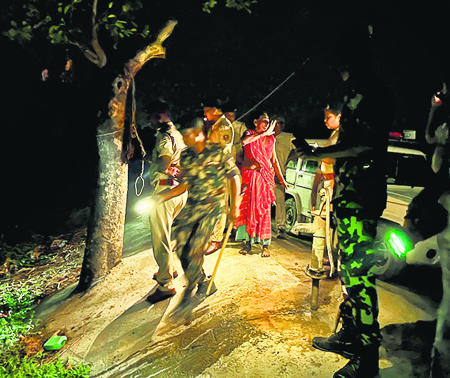 Gopalganj News : मदरवानी में छापेमारी करने गयी पुलिस टीम पर हुआ हमला, तीन जवान जख्मी, राइफल भी छीनी
