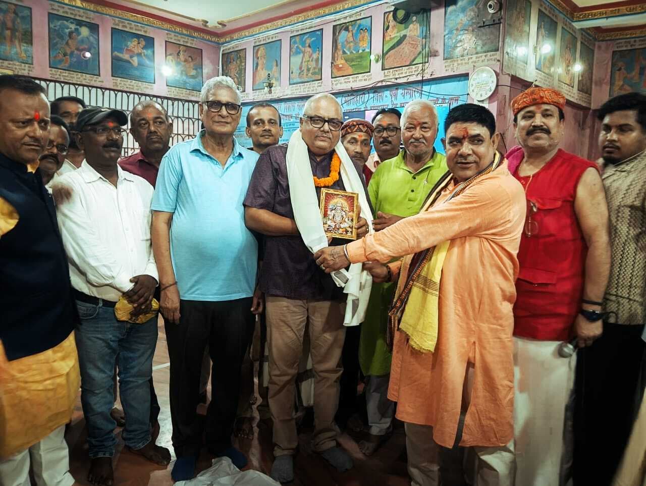 Motihari: फिल्म फेस्टिवलों में मिली सफलता को ले डाॅ जेश अस्थाना हुए सम्मानित