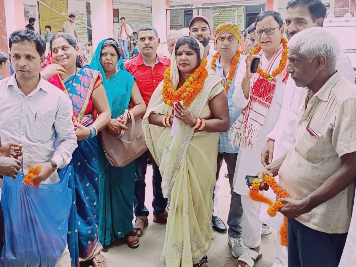 जिला पार्षद पद के लिए प्रीति और अनीता ने किया नामांकन