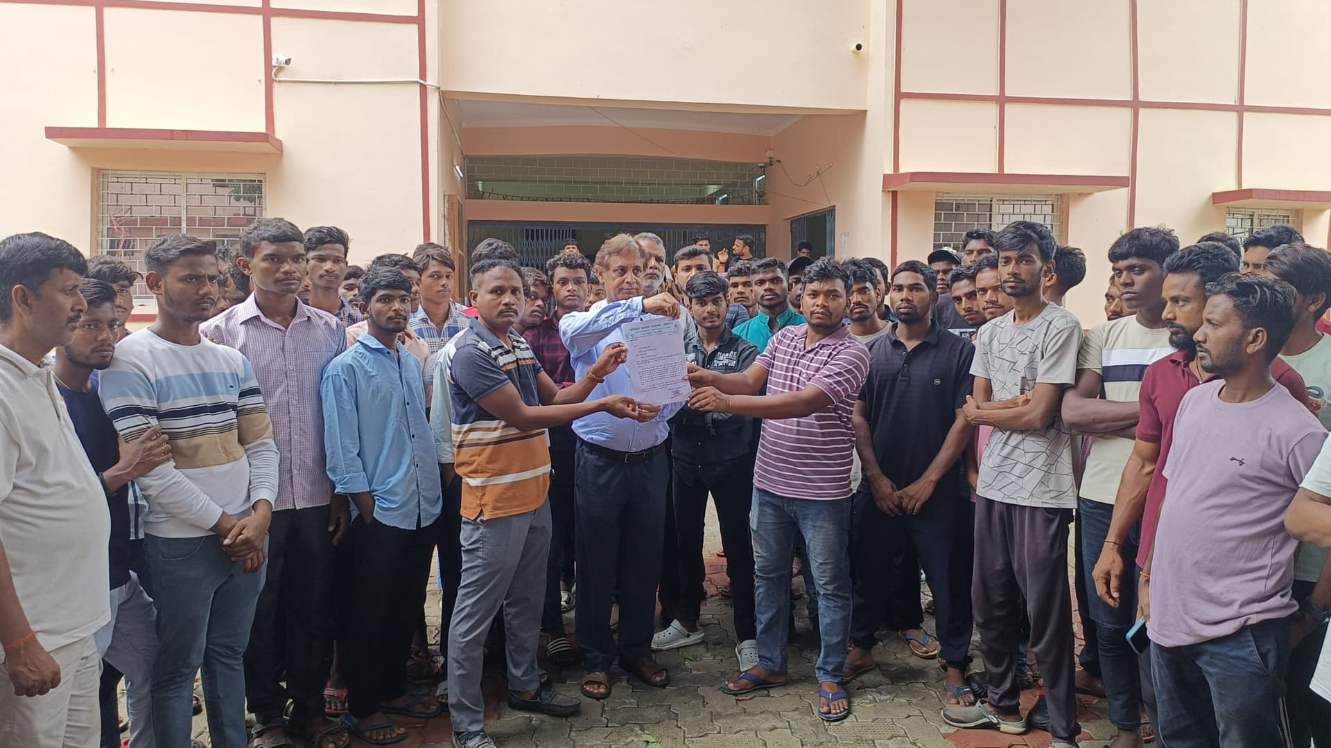 कॉलेजों में इंटर की पढ़ाई खत्म करने को लेकर छात्रों में आक्रोश