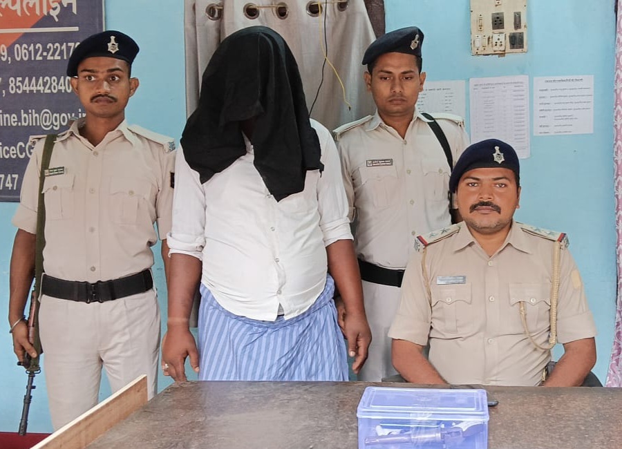 लोडेड कट्टा व छह कारततूस के साथ खेरिया घाट से अपराधी गिरफ्तार