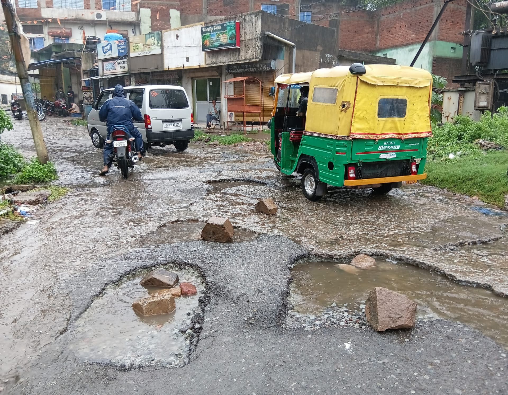 Jamshedpur News : लगातार बारिश से सड़कों पर बना गड्ढा, ऐसे गिरकर घायल हो रहे लोग