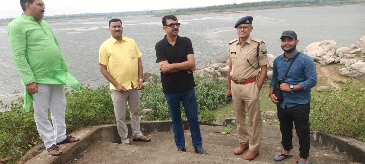 डीएम, एसपी ने नागी पक्षी आश्रयणी का किया निरीक्षण