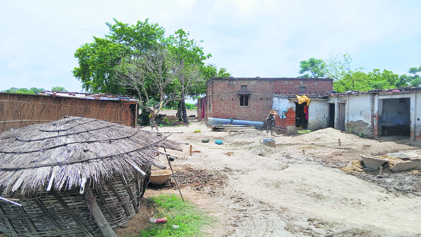 Gopalganj News : फुलवरिया पहुंचे हथुआ एसडीओ और एसडीपीओ, मदरवानी कांड की जांच की