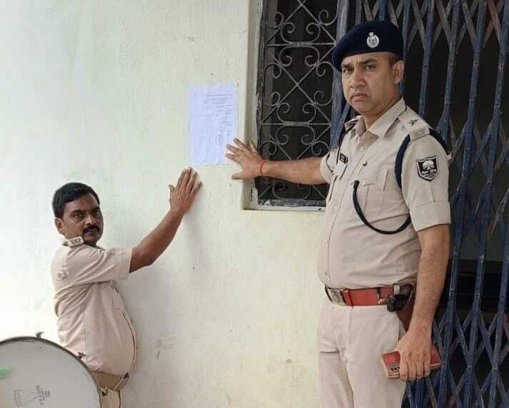 कौशल सिंह हत्याकांड के फरार आरोपियों के घर पुलिस ने चिपकाया इश्तेहार
