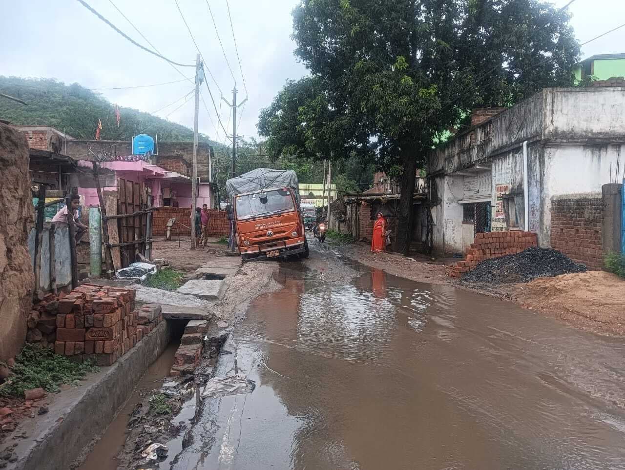 Giridih News: नाली टूटने से फंसा मालवाहक, पांच घंटे बाधित रहा रास्ता
