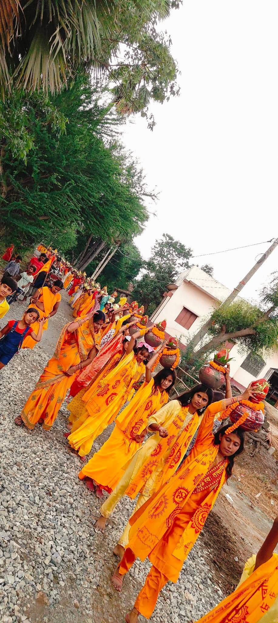 Darbhanga : कलश शोभा यात्रा के साथ बसुआरा में गायत्री महायज्ञ आरंभ