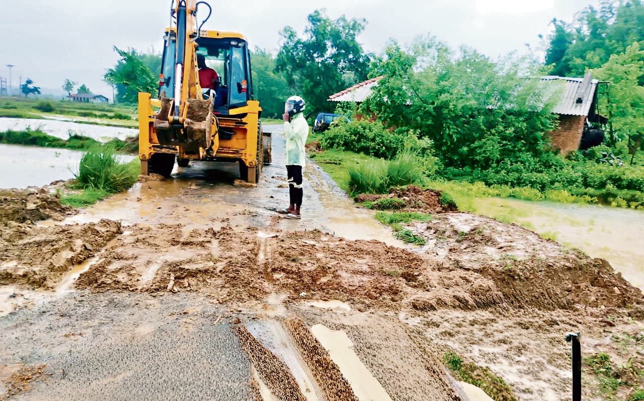 East Singhbhum News : सुवर्णरेखा परियोजना के कार्य से दामपाड़ा के सड़कें खराब, ग्रामीण परेशान