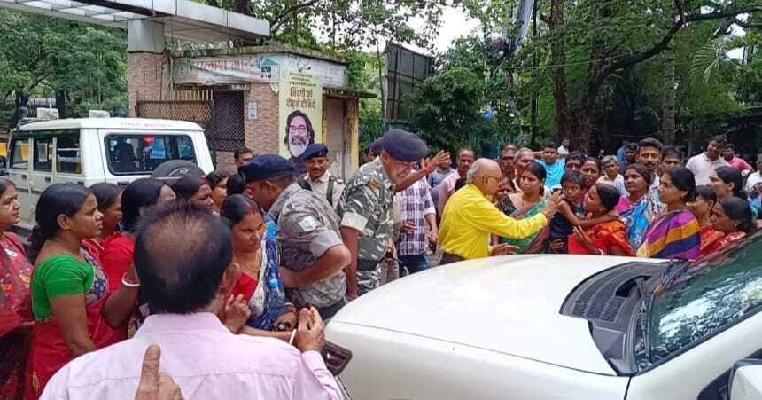 Jamshedpur News : मानगो के गोकुलनगर के 350 घरों को तोड़ने का आदेश, डीसी को रोक किया प्रदर्शन