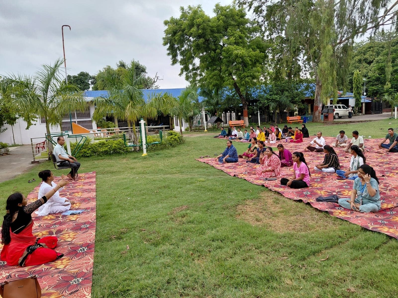 Motihari: छात्राओं व शिक्षिकाओं ने किया योगाभ्यास