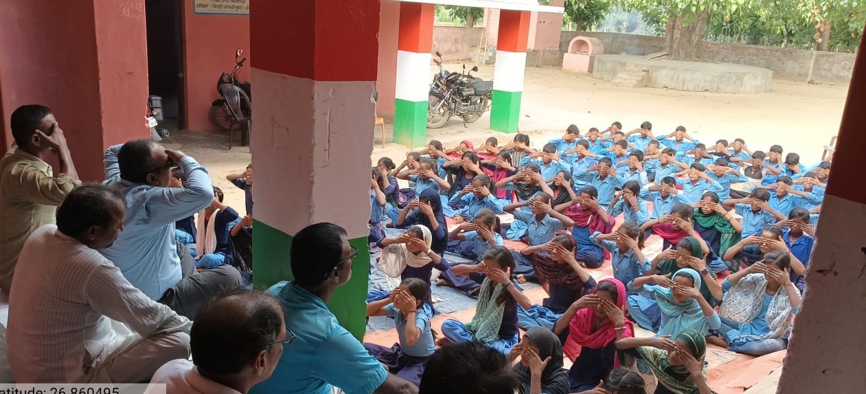 Motihari: योग दिवस पर शिक्षक व बच्चों ने किया योगा