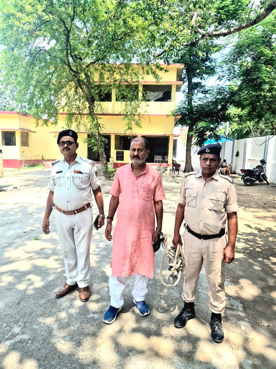 Motihari: दबिश के कारण होटल मालिक ने कोर्ट में किया सरेंडर