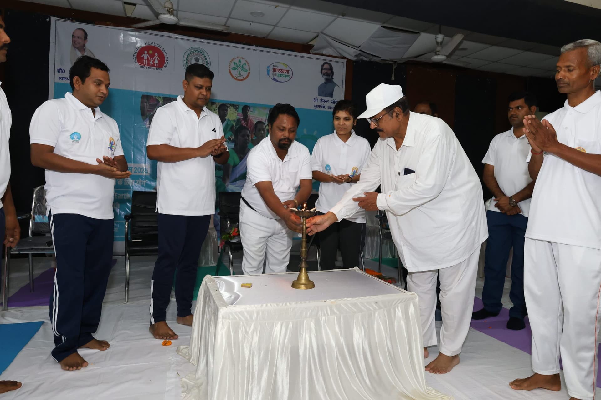 खूंटी में विधायक व प्रशासनिक अधिकारियों ने किया योगाभ्यास