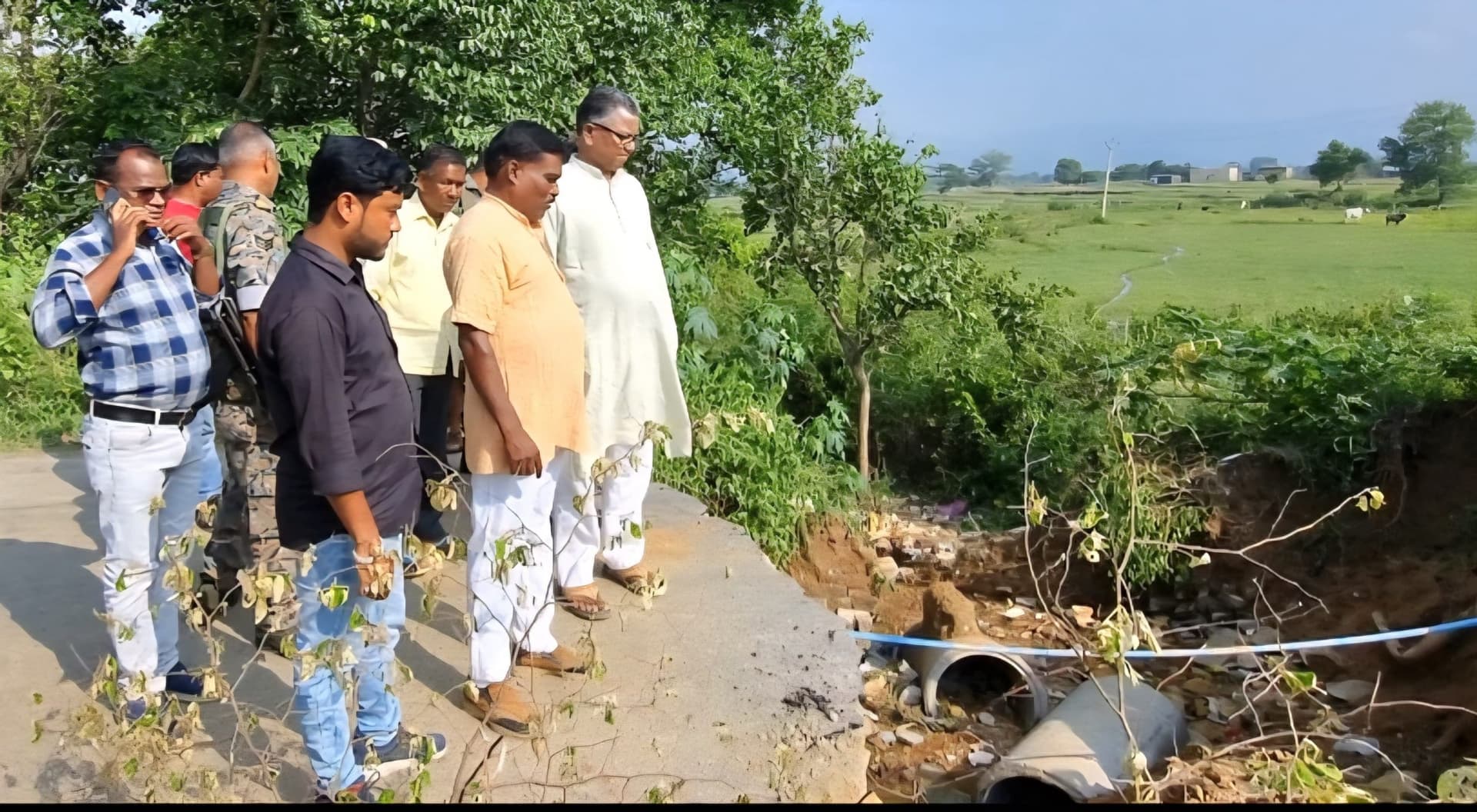 सांसद कालीचरण मुंडा ने लिया धंसी सड़क का जायजा, मरम्मत का निर्देश