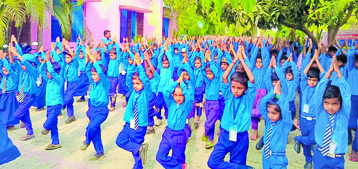 Gopalganj News : गोपालगंज क्लब में योगाभ्याष, योग कर लिया निरोग रहने का संकल्प