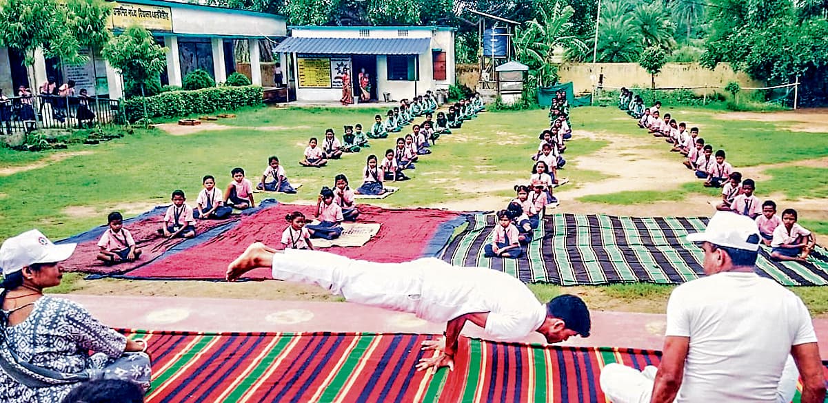 East Singhbhum News : तन को स्वस्थ व मन को शांत रखता है योग