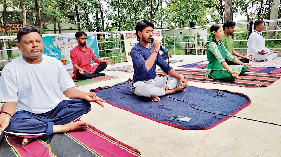 East Singhbhum News :तनाव मुक्त जीवन जीने के लिए योग को दिनचर्या में शामिल करें : सीओ