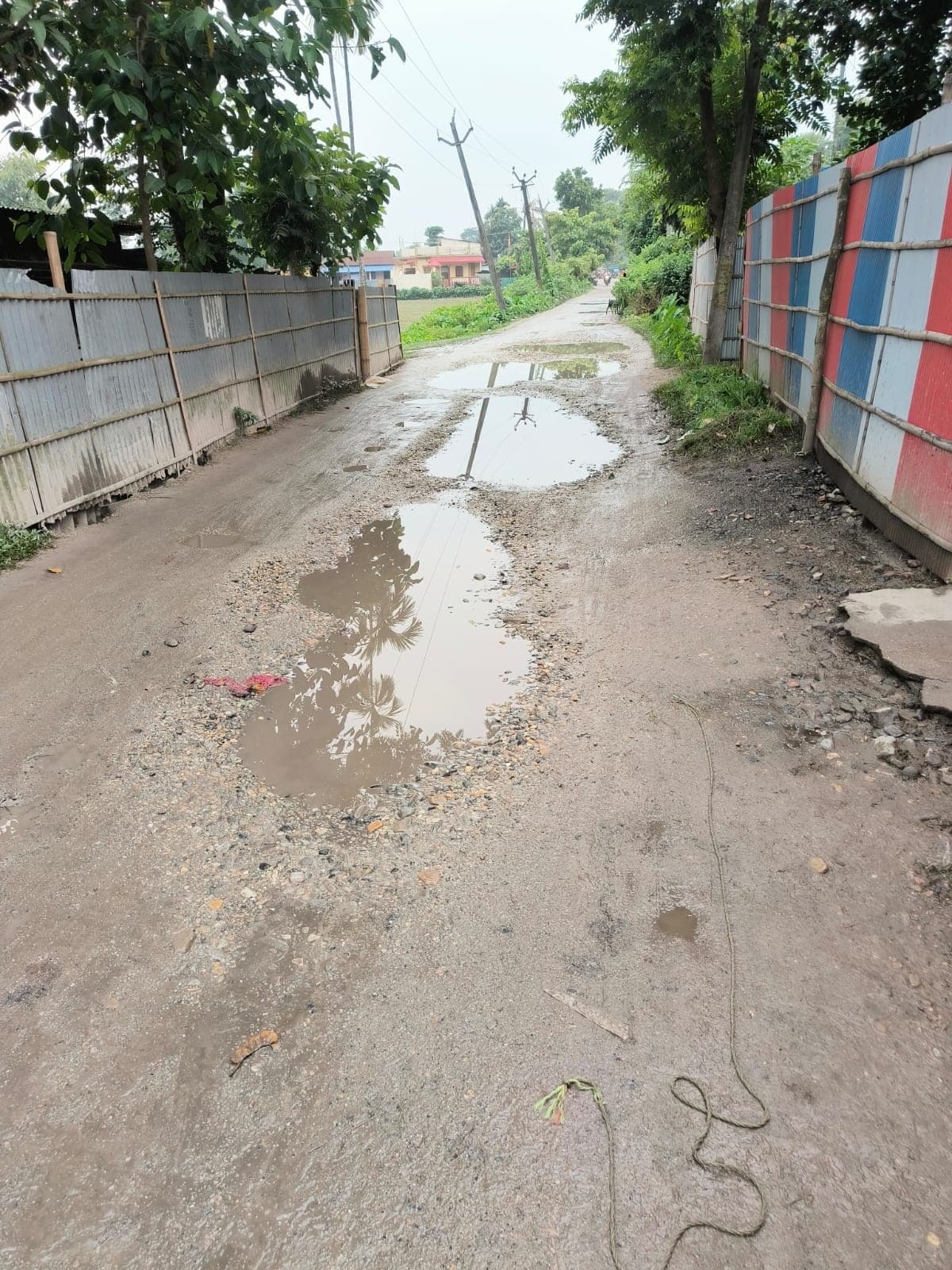 नदी से सटी जर्जर सड़क की मरम्मत की मांग