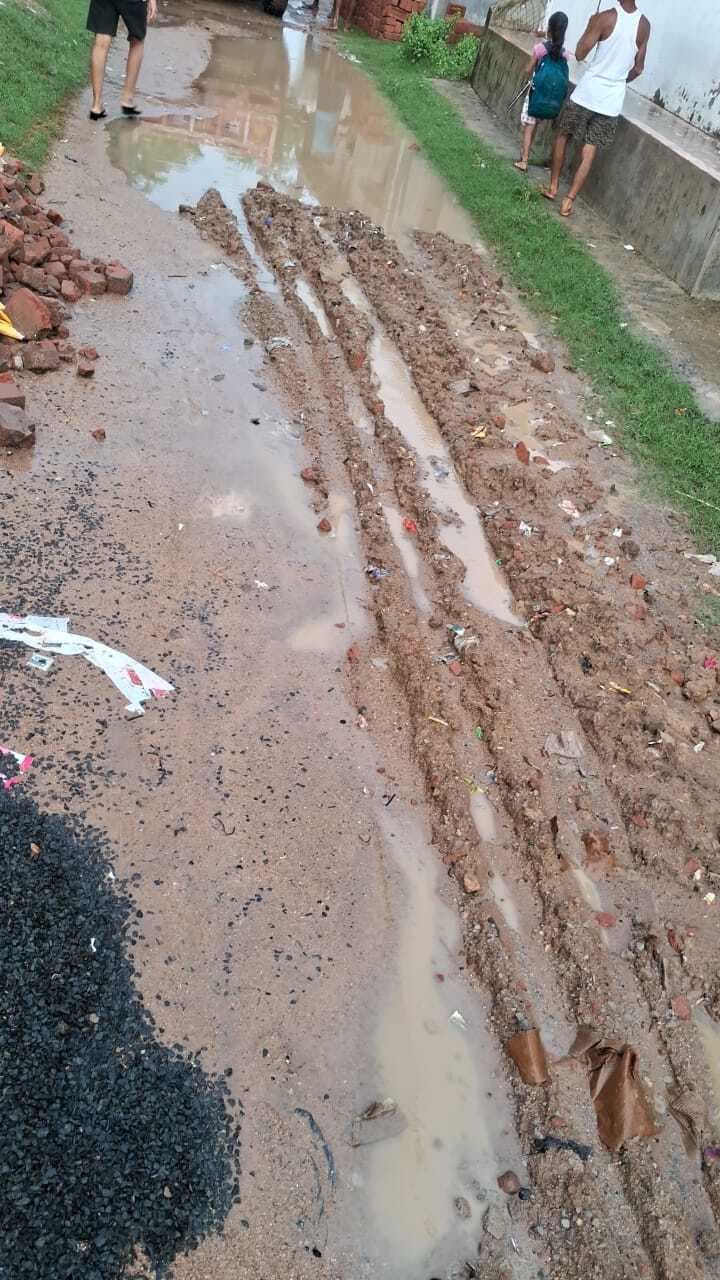 गिद्धौर के सोहजाना गांव जाने वाली ग्रामीण सड़क हुई जर्जर