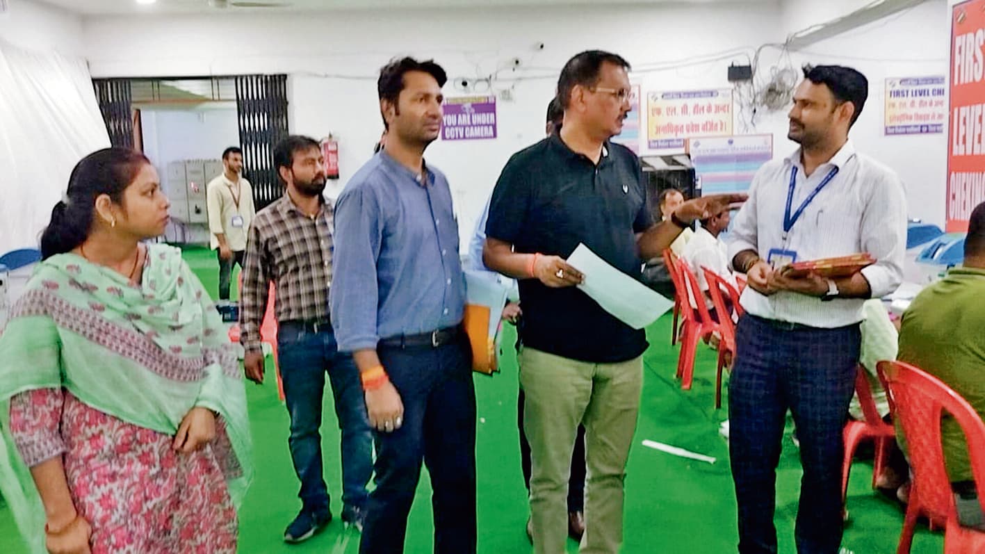 Gopalganj News : विस चुनाव की तैयारी के बीच इवीएम की फर्स्ट लेवल चेकिंग और मॉक पोल का काम संपन्न