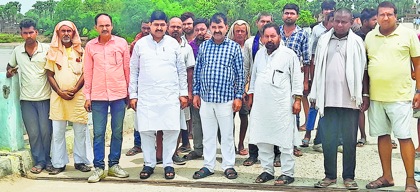Gaya News : कोठवारा पुल से बैरिकेडिंग हटे या वैकल्पिक मार्ग बने