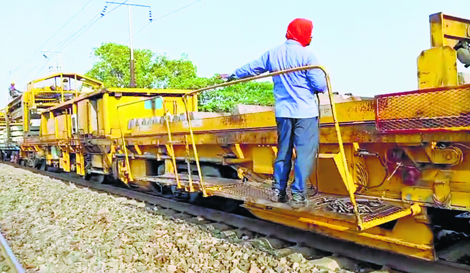 Gaya News : गया रेलवे स्टेशन पर यात्री सुविधाओं में इजाफा, प्लेटफॉर्म पर लगे नये शेड