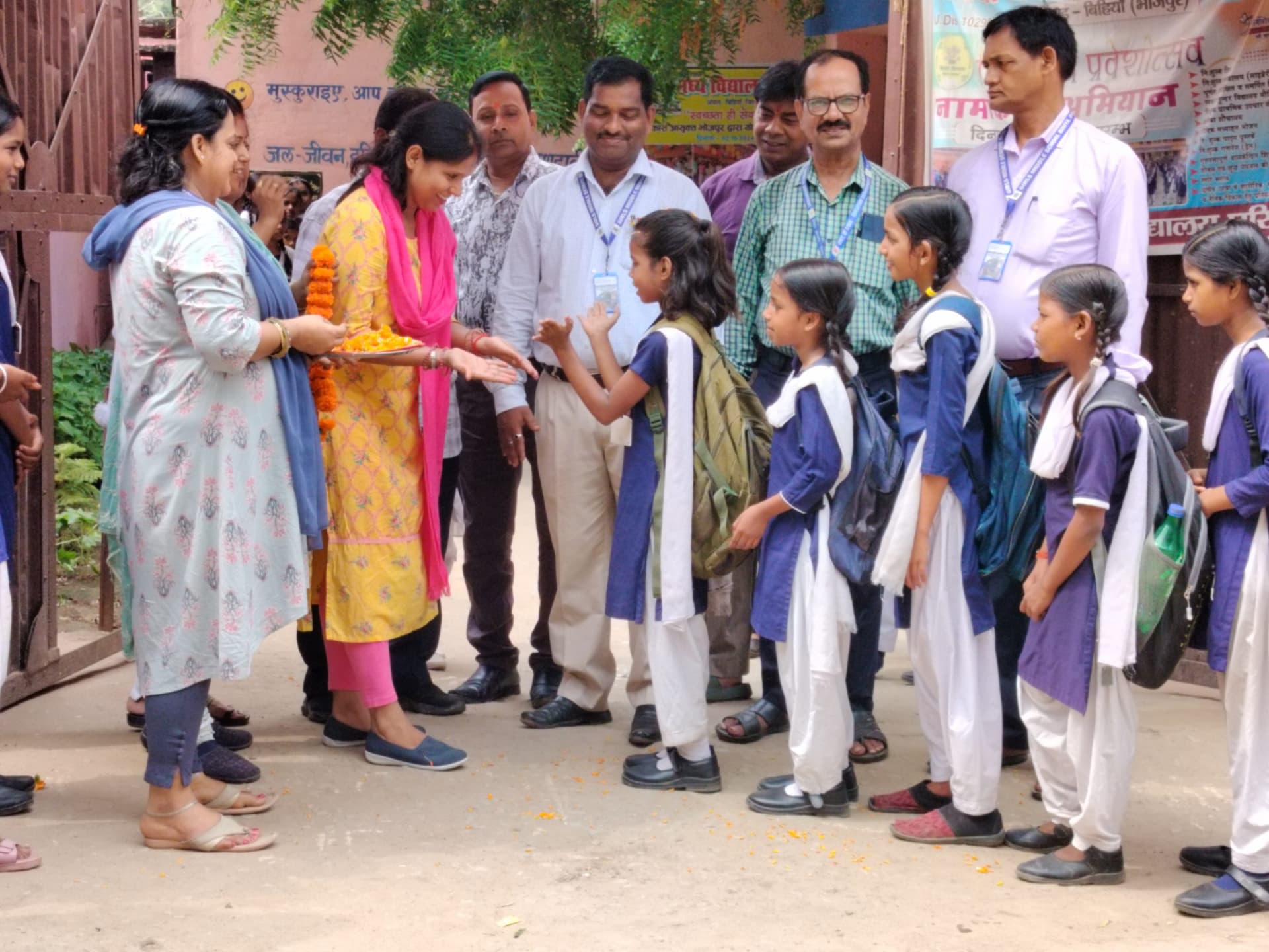कन्या मध्य विद्यालय में छात्राओं व शिक्षकों का किया गया स्वागत